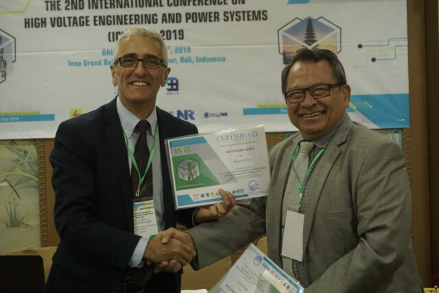 ICHVEPS - Dr. Franco is presenting a certificate to Dr. Reynaldo Zoro